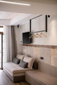 干尼亚CASA DORINI的带沙发和电视的客厅