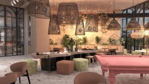 贝莱克Ethno Belek的餐厅配有粉红色的桌子和椅子