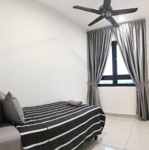 普特拉贾亚MFA Putrajaya Homestay的卧室配有黑白条纹床和吊扇