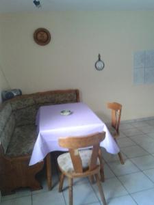GarzApartments zum Brauergang的一张桌子,一张桌子,上面有紫色的桌布和两把椅子