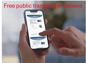 日内瓦IntercityHotel Geneva的持有手机的人,免费公共交通工具