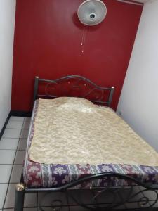 黎逸府SP House RoiEd的红色墙壁的房间里一张床位
