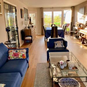里昂Junior suite avec balcon的客厅配有蓝色的沙发和桌子