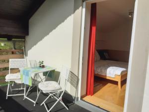 滨湖伦茨Apartmenthaus AMELIE的小房间设有桌椅和一张床
