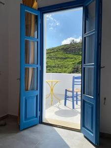 阿林达Villa Keroula的开放式门,享有桌椅的景色