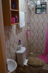 埃尔多雷特ELDORET STAYS的一间带卫生间和水槽的浴室