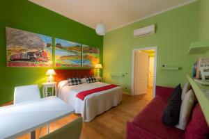 罗马可丽贝的绿色卧室配有床和沙发