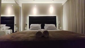 圣保罗M-Flat III Luxo - Hotel的一间卧室,床上放着一双鞋