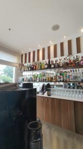 圣保罗M-Flat III Luxo - Hotel的厨房设有书架上带玻璃杯的酒吧