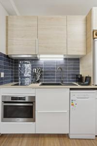 蒙特勒伊862 Suite Tulipe - Superb apartment的厨房配有白色家电和蓝色瓷砖