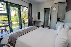 斯库库扎SleepOver Kruger Gate的卧室设有白色的床和大窗户
