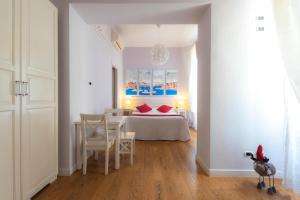 罗马卡萨马提尼住宿加早餐旅馆的卧室配有一张床和一张桌子及椅子
