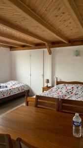 比桑奥博格阿萨斯酒店的一间卧室设有两张床和一张木桌