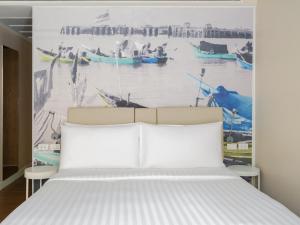 查汶苏梅岛遨舍查汶度假酒店的一间卧室配有一张壁画床