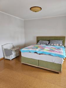 科特布斯Die Sportliche的一间卧室配有一张床和一个篮子