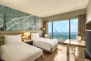 新德里新德里利拉格调会议酒店的酒店客房配有两张床和一张书桌