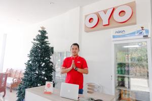 特勒贡OYO 1194 Villa Bukit Panderman Residence的站在商店里,有圣诞树的人