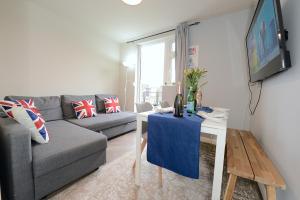 伦敦2 BEDROOM FLAT in WOOD GREEN PICCADILLY LINE的客厅配有沙发和桌子