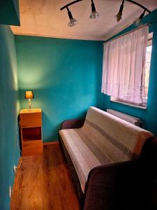 肯琴Spokojne i miłe miejsce na Mazurach的一间卧室设有一张床和蓝色的墙壁