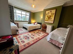 伦敦圣盖博罗德旅馆的一间带两张床的卧室和地毯