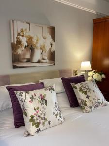 巴恩斯特珀尔斯平尼旅馆的一间卧室,床上放着鲜花
