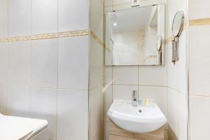 巴黎326 Suite Biot - Superb apartment in Paris的白色的浴室设有水槽和镜子