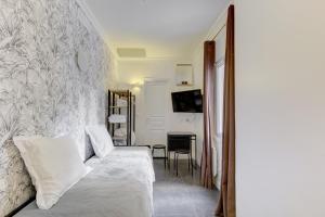 巴黎326 Suite Biot - Superb apartment in Paris的客厅配有床和桌子