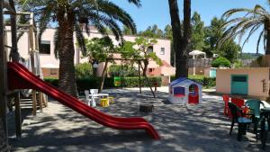 卡波利韦里Lido I Palmizi的院子里的游乐场,有红色滑梯