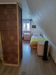 苏普拉希尔Bogdanówka的一间卧室设有一张床和一面墙