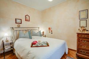  Monvalle Viviana Apartment - Happy Rentals的一间卧室配有一张床,上面放着一个食物托盘