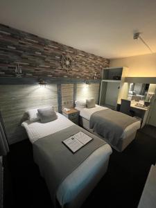 莱瑟姆-圣安妮费恩利尔酒店之海滨大道旅馆的酒店客房配有两张床和一张书桌