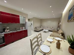 伏罗拉Beachfront Apartment With Balcony的厨房以及带桌椅的起居室。