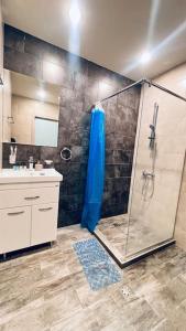萨克德佐尔镇Lovely Aparthotel in Tsaghkadzor的带淋浴和盥洗盆的浴室