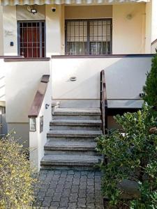 圣彼得罗-泰尔梅堡Elisa's House, Una coccola!的通往大楼的楼梯