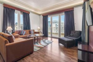 迪拜阿尔巴沙奥酷瑞公寓式酒店的客厅配有沙发和椅子