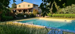 卡利维拉内塔农家乐的房屋前有游泳池的房子