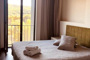 萨克德佐尔镇Lovely Aparthotel in Tsaghkadzor的一间卧室配有带毛巾的床