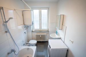 莱茵河畔路德维希港ATRIUM - großzügige Wohnung LUDWIG79的白色的浴室设有卫生间和水槽。
