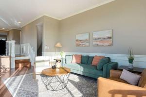 西雅图Fremont home with panoramic views near Woodland Zoo的客厅配有绿色沙发和桌子