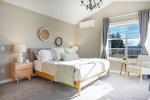 西雅图Fremont home with panoramic views near Woodland Zoo的一间卧室设有一张大床和一个窗户。