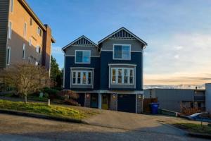 西雅图Fremont home with panoramic views near Woodland Zoo的一条街道边的蓝色房子