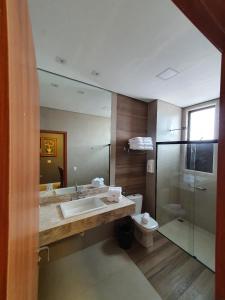 蒂拉登特斯Santíssimo Resort的一间带水槽、卫生间和镜子的浴室