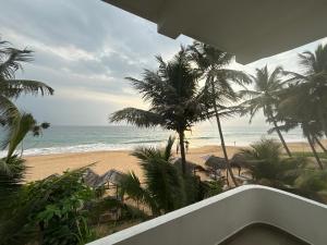 希克杜沃Mirage Beach House at Morava Court的享有棕榈树海滩和大海的景色