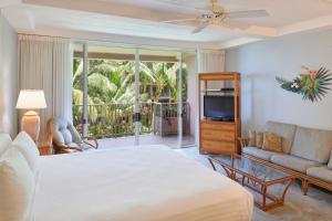 拉海纳阿斯顿捕鲸卡阿纳帕利海滩酒店的一间卧室配有一张床、一台电视和一张沙发