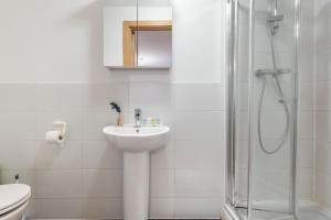 伦敦Tranquil Urban Haven的白色的浴室设有水槽和淋浴。