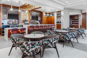 圣奥古斯丁Hyatt Place St Augustine Vilano Beach的一间带桌椅的餐厅和一间酒吧