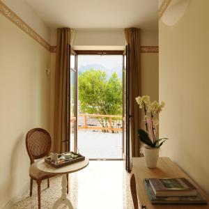 博尔戈La Villa degli Orti的客厅设有桌子和门,享有美景。