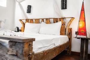 桑给巴尔Zanzi House的一间卧室配有一张带木制床头板的床