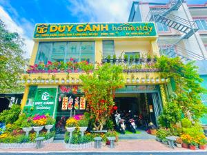 昆岛Duy Cảnh Homestay的前面有鲜花和植物的商店