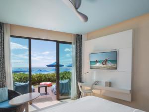 查汶苏梅岛遨舍查汶度假酒店的一间卧室配有一张床,享有海景